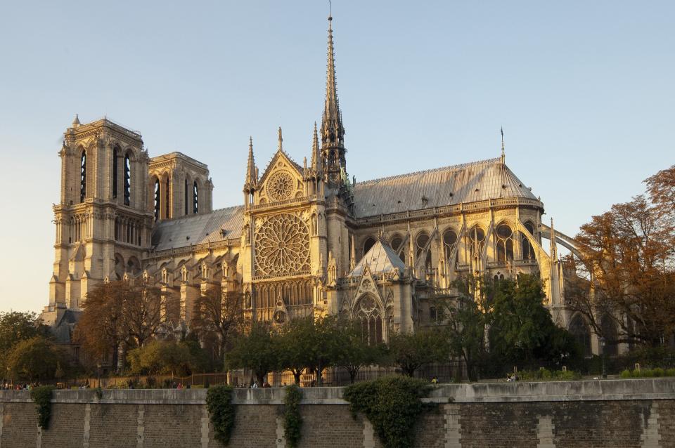 Pariser Kathedrale Notre-Dame in Flammen | Pfarreiblatt der